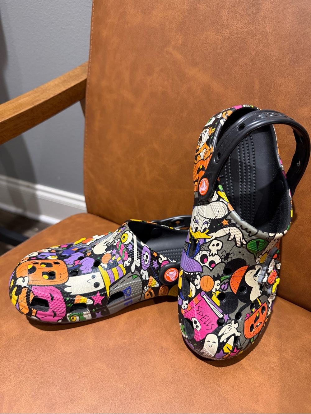Disney Parks Exclusive CROCS X Disney 2022 Halloween Adult Clogs M4/W6 - NWOT - Picture 1 of 6